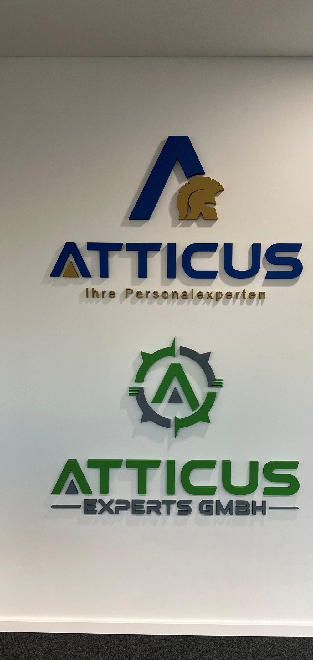3D Wandlogo Atticus Experts GmbH an einer Bürowand