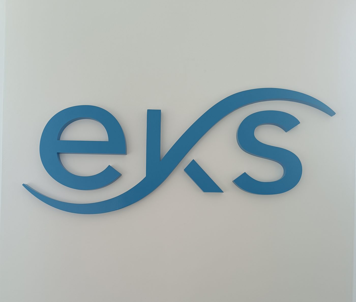 3D Wandlogo eks an einer Bürowand