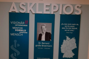 Empfangsbereich mit 3D-Wandlogo hinter dem Tresen
